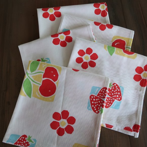 5 FUN and FAB Fruit & Flowers Fabric Dinner Napkins - Picture 5 of 5